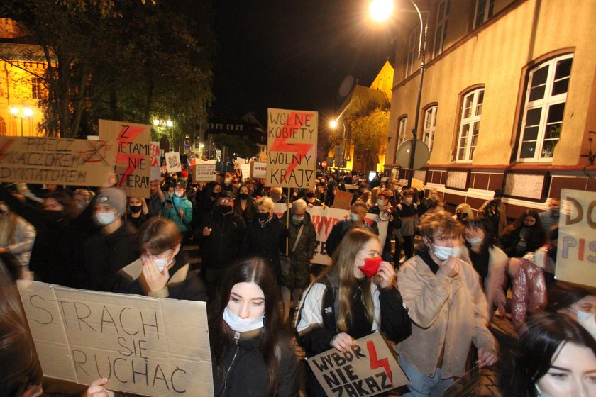 Gniew kobiet. Polki na ulicach miast i miasteczek