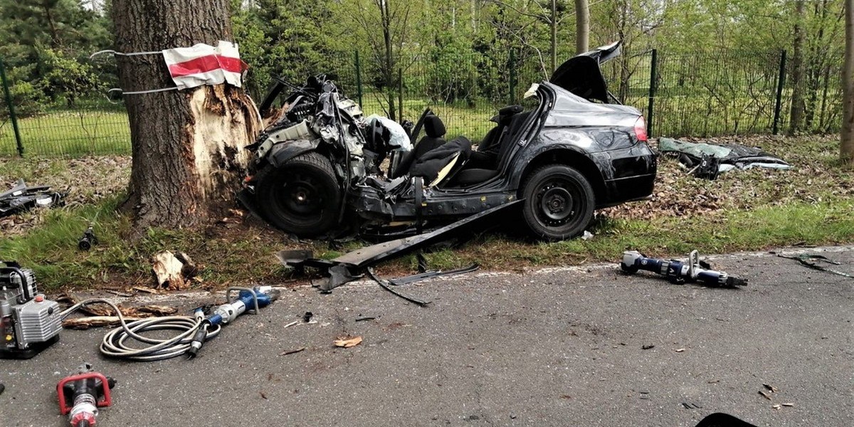 Mikołów. Śmiertelny wypadek. Z BMW została miazga. Zginął młody mężczyzna.