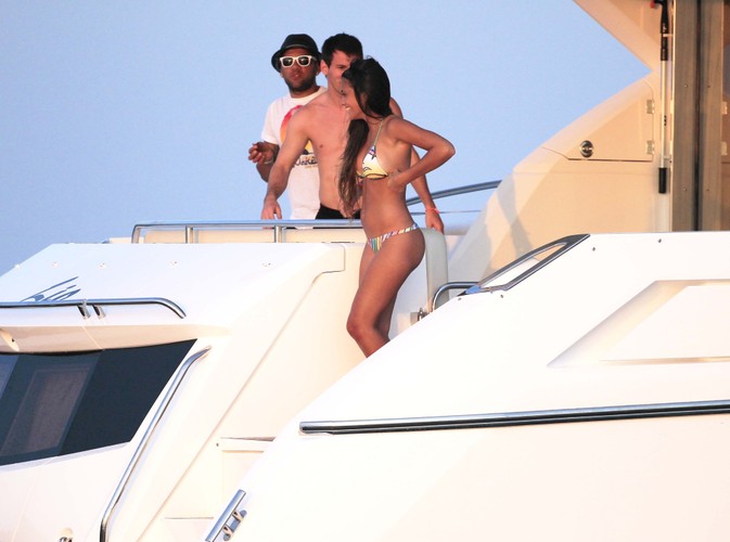 Dani Alves i Leo Messi ze swoją dziewczyną