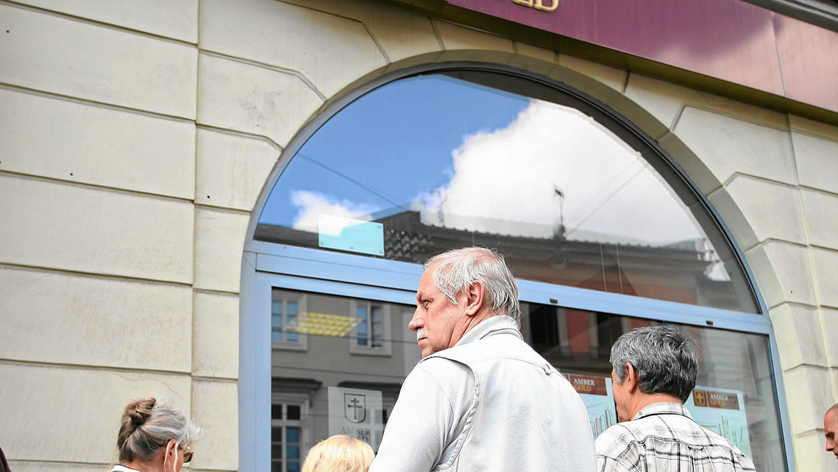 Łódzkiej prokuraturze okręgowej prawdopodobnie nie uda się do końca tego roku zamknąć śledztwa ws. Amber Gold. W czwartek śledczy wystąpili do sądu o przedłużenie o kolejne trzy miesiące aresztu dla b. prezesa spółki Marcina P., podejrzanego m.in. o oszustwa znacznej wartości.