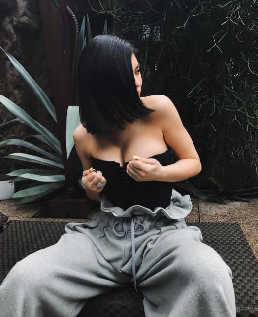 Kylie Jenner znowu kusi biustem. Seksowna czy już wulgarna?