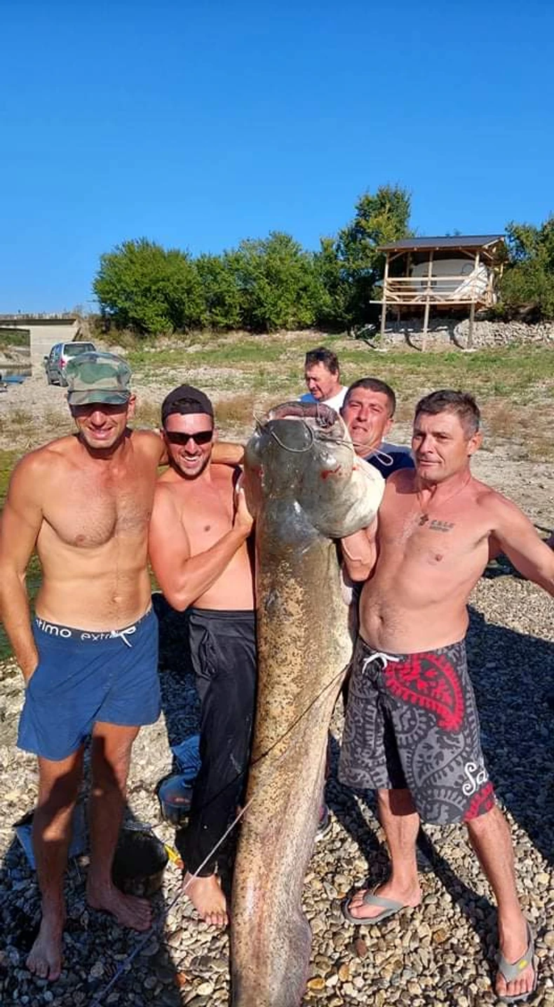 Soma je podelio sa drugarima koji su mu pomogli da izvuče ribu