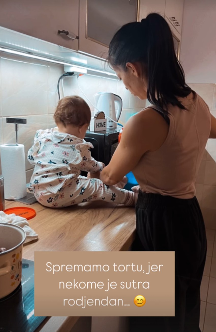 Kaća sa ćerkicom pravi tortu za Darka