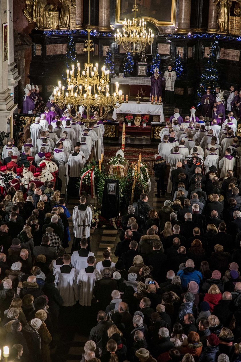 Pogrzeb biskupa Tadeusza Pieronka. Tak pożegnano Ekscelencję