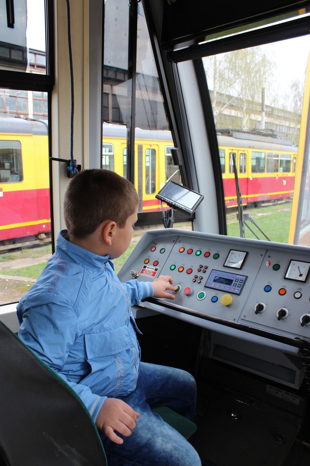 Siedmiolatek za sterami PESY! Dzięki łódzkiemu MPK Przemek spełnił swoje marzenie - samodzielnie poprowadził tramwaj