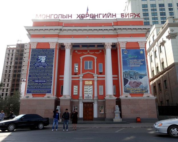 Mongolska Giełda Papierów Wartościowych (MSE) w 2011 roku podpisała partnerstwo z giełdą w Londynie, w ramach którego Londyn ma 3-letni kontrakt umożliwiający aktywne zarządzanie mongolskim parkietem. Wszystko w celu wsparcia rozwoju miejscowej giełdy i przyciągnięcia jak największej ilości nowych spółek. Na zdjęciu giełda w Mongolii, Ułan Bator.