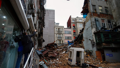 Drámai képek. Összeomlott két ház Isztambulban