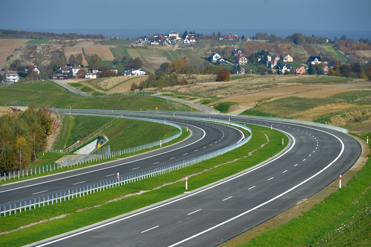 „Wykonawca musiał zastosować metodę obciążeniową, co wydłużyło termin oddania inwestycji. Mamy jednak zapewnienie firmy, że wszystko będzie gotowe na 30 listopada br.” – podkreślił rzecznik.
<br>
Odcinek S19 Świlcza-węzeł Rzeszów Południe wybudowały firmy Eurovia i Warbud. Jak powiedział na konferencji prasowej Marcin Kaczmarczyk z tej pierwszej firmy, kontrakt był sporym wyzwaniem dla wykonawców.