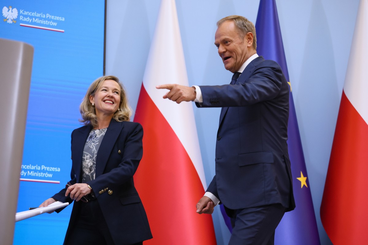 Premier Donald Tusk oraz szefowa Europejskiego Banku Inwestycyjnego Nadia Calvino podczas konferencji prasowej po spotkaniu w siedzibie KPRM w Warszawie