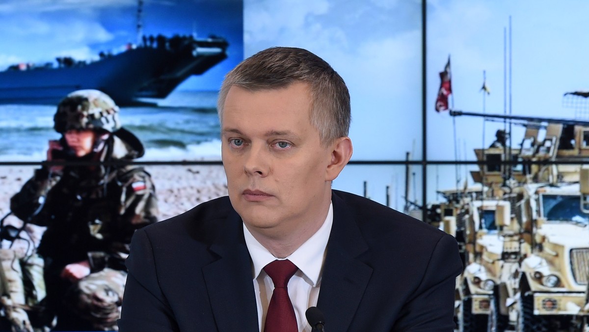 Wicepremier Tomasz Siemoniak - pytany, czy Polska będzie sprzedawała broń Ukrainie - odparł, że taka możliwość powinna w przyszłości istnieć, natomiast teraz dostawy nie są planowane. - Świat powinien się skoncentrować na tym, by wdrożyć porozumienie mińskie - powiedział szef MON.