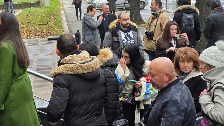 Porodice ubijenih u Mladenovcu sa porodicama ubijenih u Ribnikaru na izricanju presude Urošu Blažiću