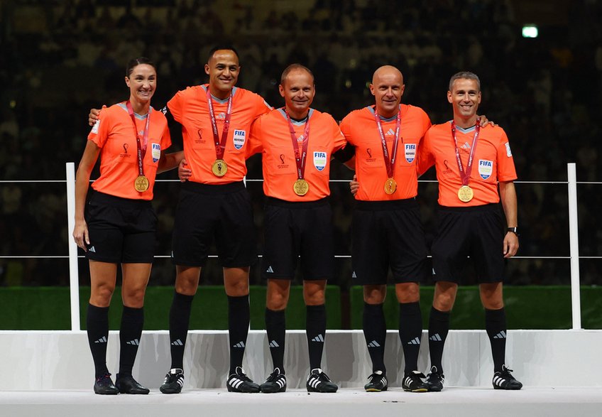 Ismail Elfath (drugi z lewej) wraz z Kathryn Nesbitt i polską trójką (Paweł Sokolnicki, Szymon Marciniak, Tomasz Listkiewicz) pracował przy finale mundialu