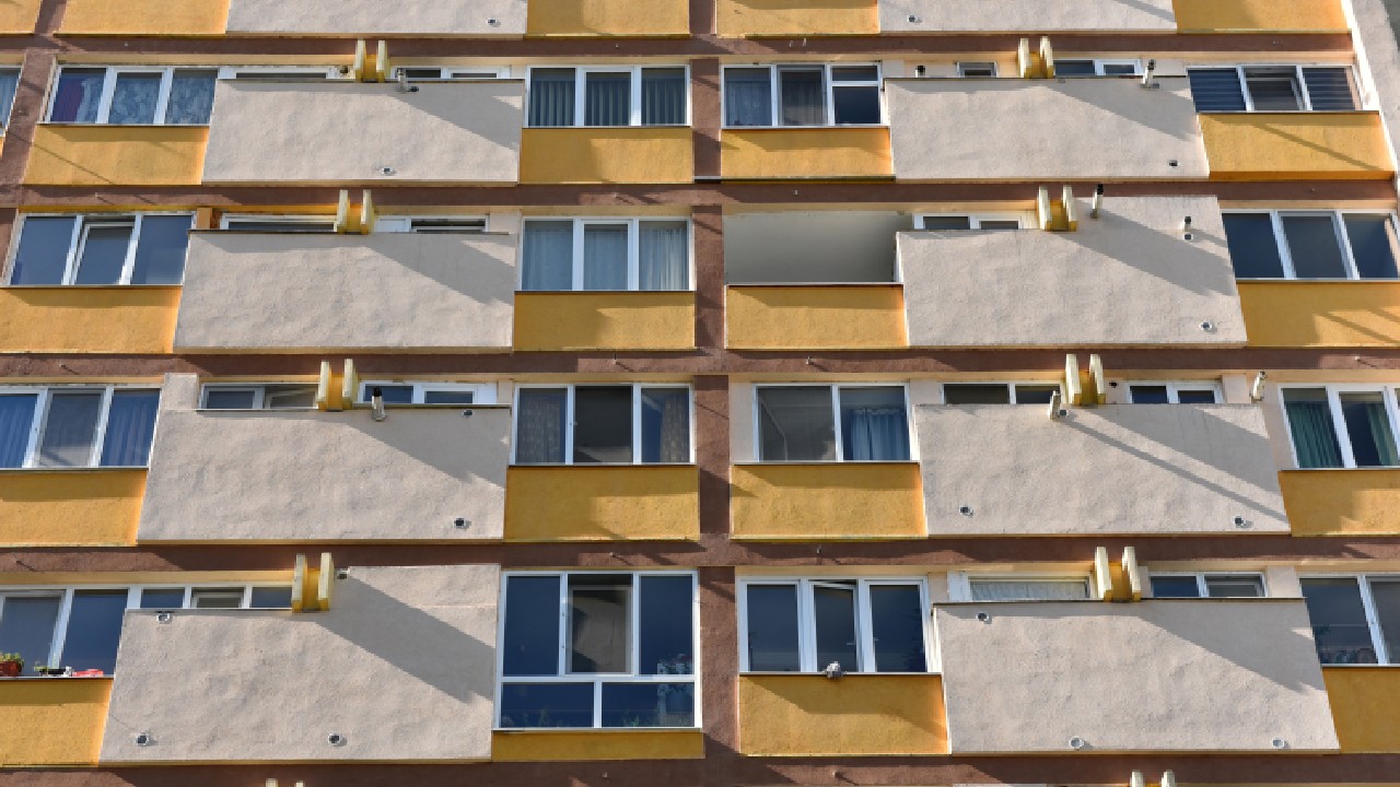 Închiderea balconului sau unirea cu sufrageria fără autorizație dublează impozitul pe apartament din 2026