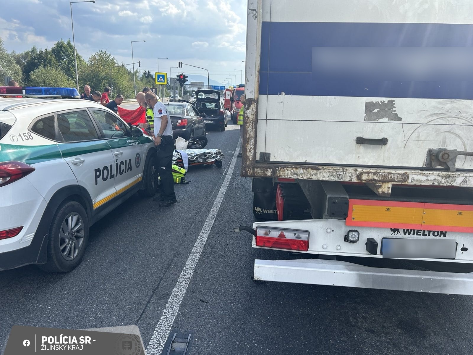 V Martine skončil motocyklista pod kosami auta.