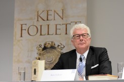 Pisarz Ken Follett przekaże 148 tys. euro z honorarium na odnowę katedry w Bretanii