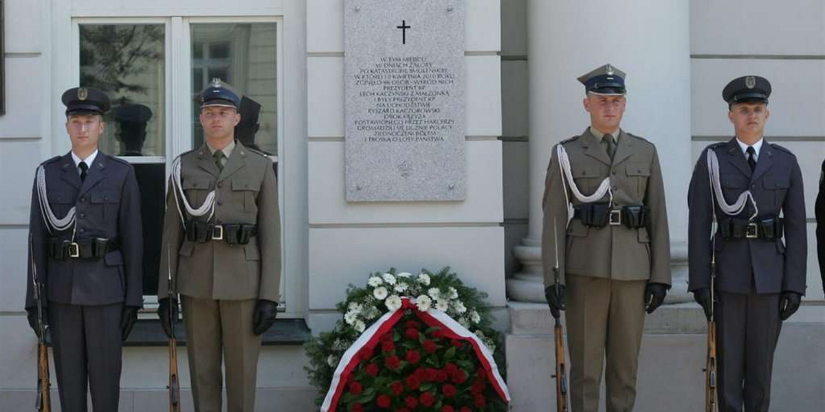 Tablica wisi na Pałacu! Spór trwa dalej!