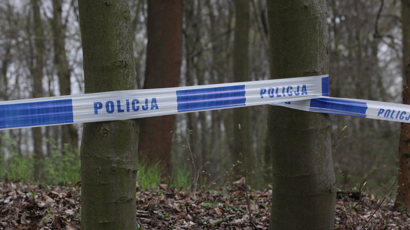 Zwłoki 30-latka znaleziono w Piątku pod Łodzią. Zatrzymano dwóch policjantów