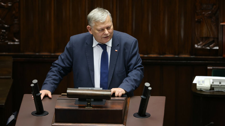 Marek Suski na mównicy sejmowej w grudniu 2021 r. 