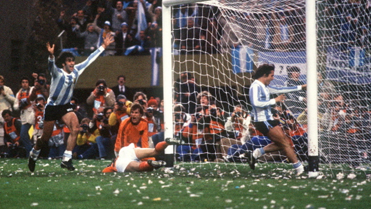 Miejsce tortur tuż przy stadionie. Tysiące egzekucji. Kupiony mecz na wagę awansu do finału mistrzostw świata. Copa Mundial de Futbol Argentina'78 kładzie się cieniem na historii piłki nożnej.