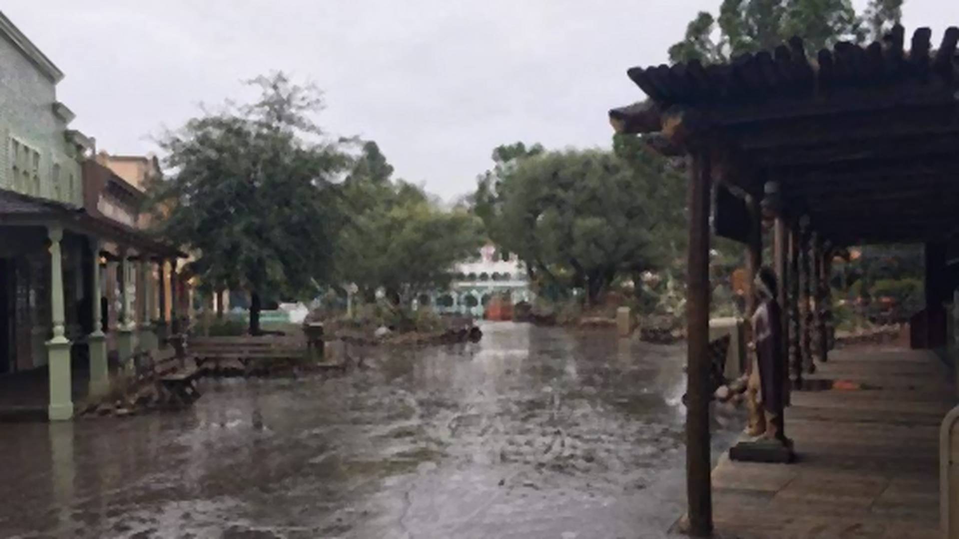Disneyland sa premenil na mesto duchov: Silné dažde sa postarali o zábavu ľudí