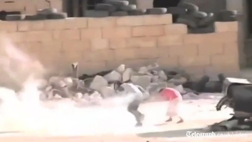 trenutak u kojem dečak izvlači devojčicu