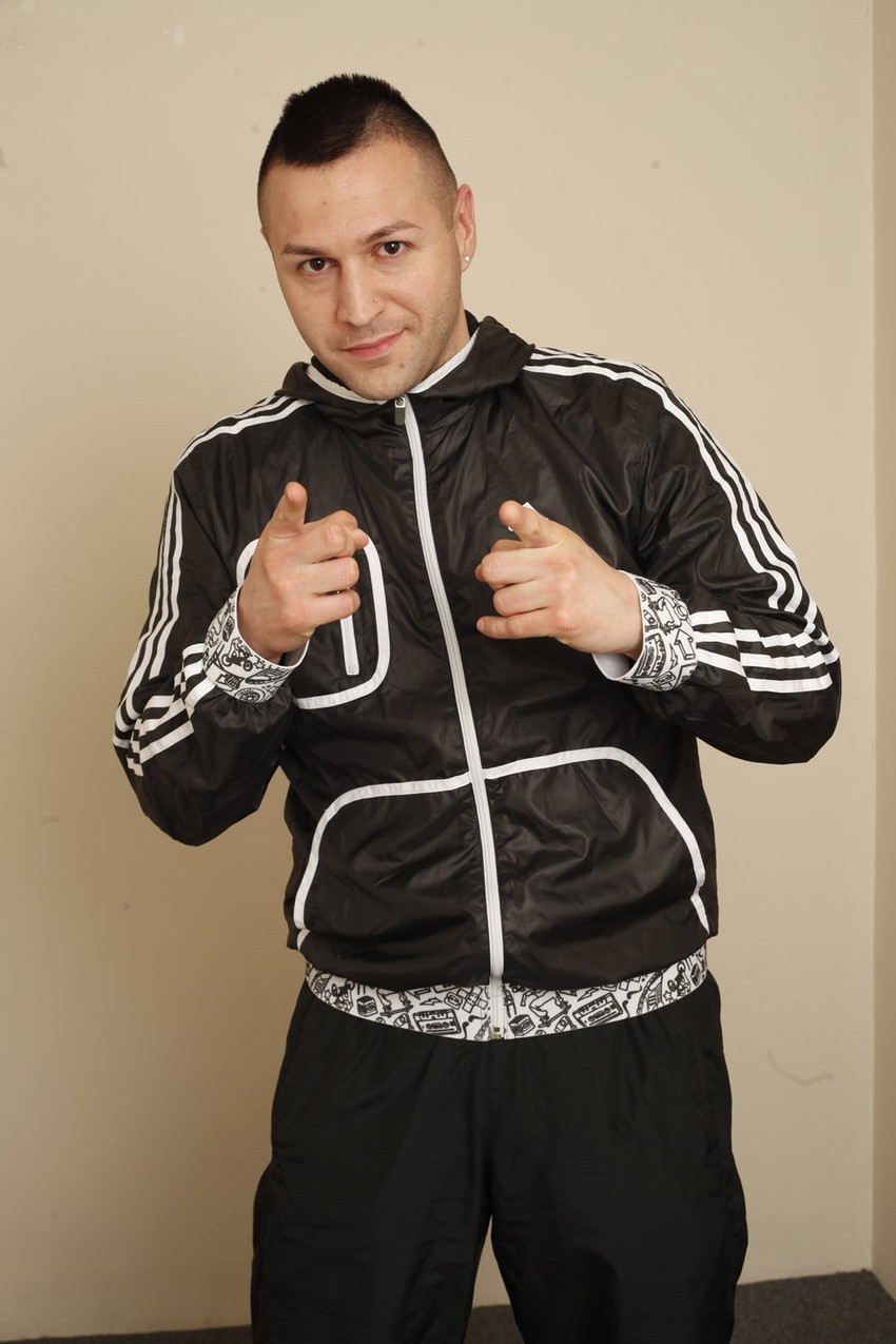 Žena je definitivno zaljubljena u mene. Kao privezak je