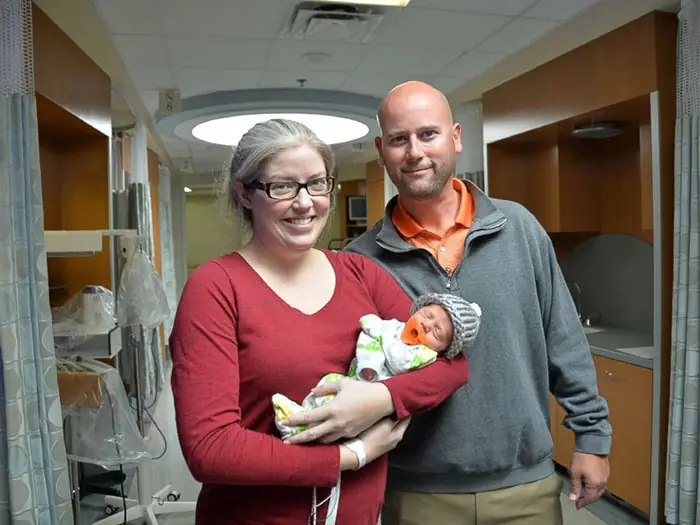 86-year-old-man-knit-tiny-hats-for-premature-babies-ed-moseley-3