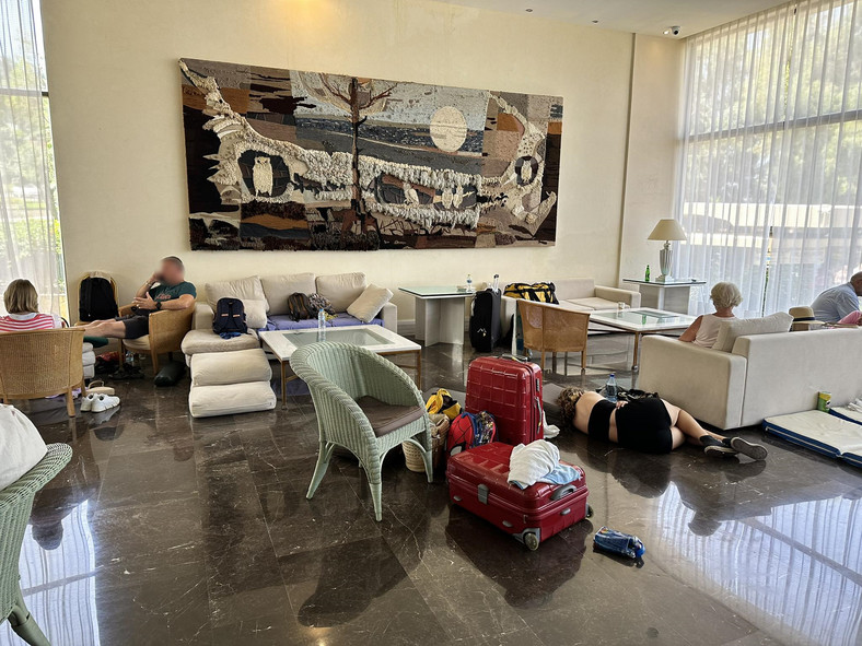 Turyści koczują w hotelowych holach