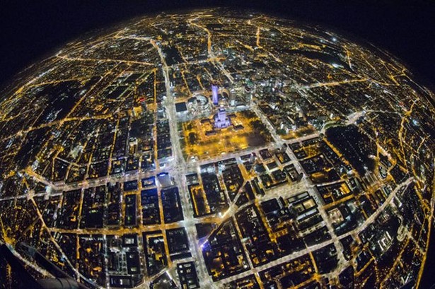 Autor: Maciej Margas Nocna Warszawa uchwycona z pokładu śmigłowca w trakcie lotu kilometr nad centrum miasta. 2 października 2015 Źródło fot. Grand Press Photo 2016