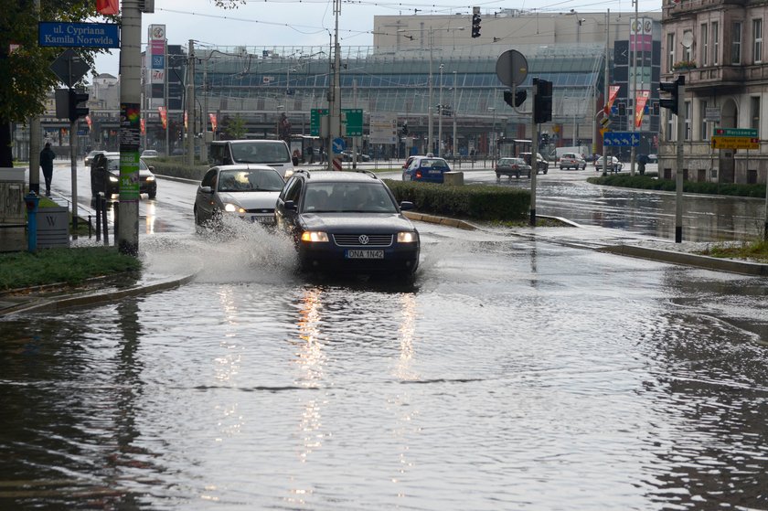 Samochody jadą przez zalaną Curie-Skłodowskiej we Wrocławiu