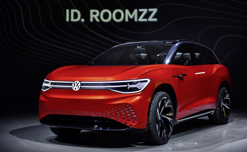 Volkswagen ID. ROOMZZ – po ID.3, ID. Crozz, ID. Buzz, ID. Vizzion i ID. Buggy - jest 6. członkiem rodziny elektryków niemieckiej marki. Mierzący aż 4,92 m długości SUV wykorzystuje platformę MEB - można stwierdzić, że to auto w formacie Touarega. Samochód napędzają dwa silniki: przednia jednostka osiąga moc 102 KM, tylna – 204 KM. Umieszczony w podłodze akumulator o pojemności 82 kWh ma zapewniać zasięg 450 km (wg cyklu WLTP) i można go ładować indukcyjnie lub przez kabel z mocą do 150 kW. Pierwszą setkę od startu ID. ROOMZZ osiąga już po 6,6 s i maksymalnie rozpędza się do 180 km/h. Jego seryjna wersja pojawi się na rynku w 2021 r.