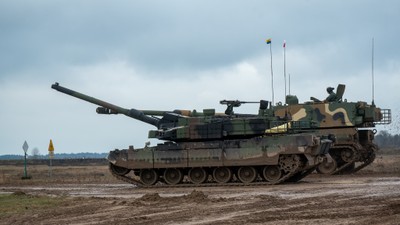 Armatohaubice, wyrzutnie rakiet i czołgi. Nowa fala uzbrojenia zalewa Polskę