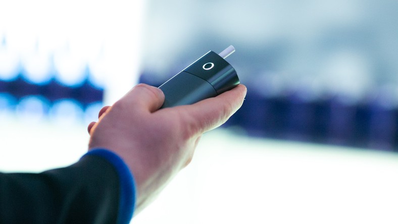 E Papierosy I Podgrzewany Tyton Pomagaja Rzucic Palenie Facet