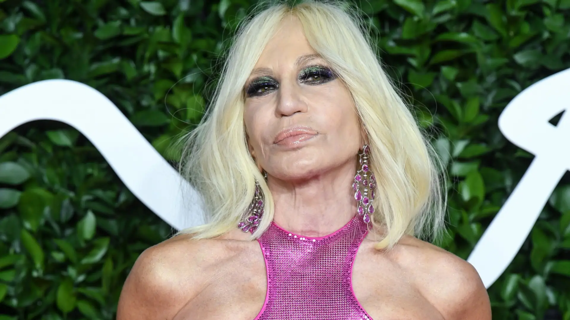 64-letnia Donatella Versace w różowej sukience przypominającej rybią łuskę. Jej stylizacja podzieliła internautów