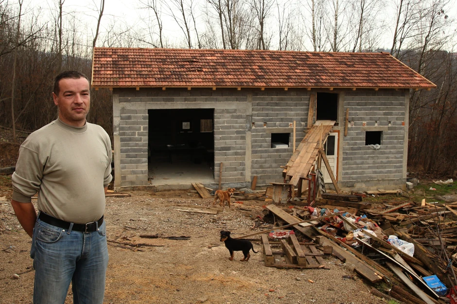 Otac Željko pored štale
