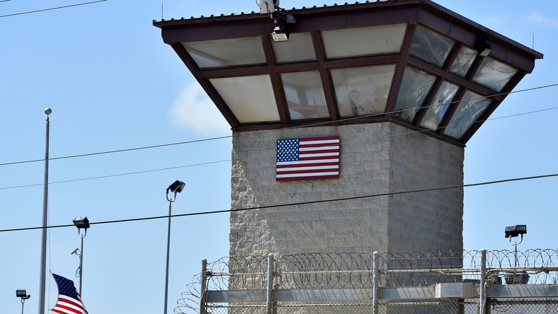 Amerykańskie władze poinformowały, że więźniowie osadzeni w bazie wojskowej USA w Zatoce Guantanamo na Kubie zostali przetransferowani do Zjednoczonych Emiratów Arabskich. To największy transfer osadzonych odkąd Barack Obama objął urząd prezydenta w 2009 roku.
