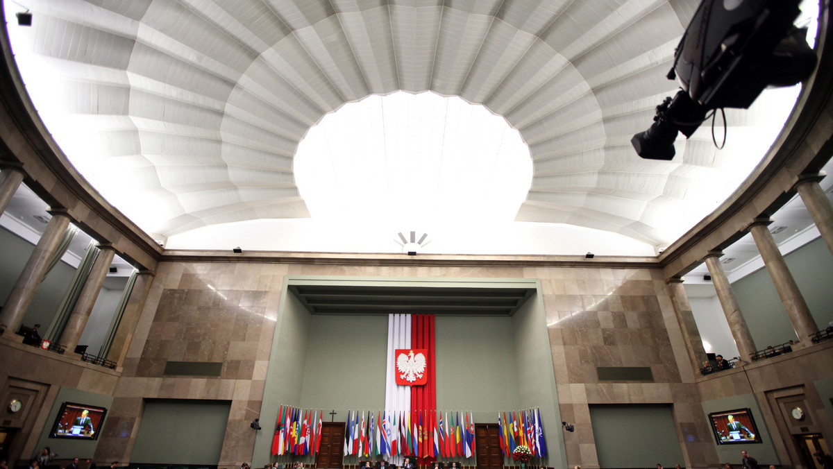 Nowa koncepcja strategiczna NATO musi łączyć aktywne zaangażowanie i nowoczesną obronę - napisał prezydent Bronisław Komorowski w liście do uczestników sesji Zgromadzenia Parlamentarnego NATO, która odbywa się dziś w Warszawie.
