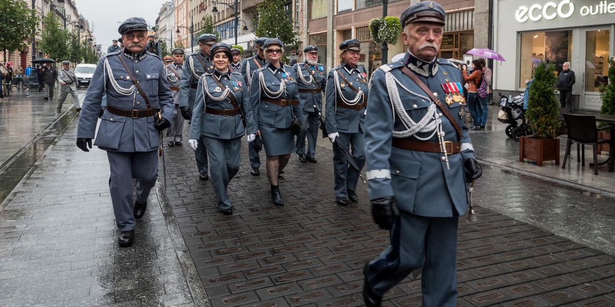 Legiony Józefa Piłsudskiego na Piotrkowskiej w Łodzi. Parada i piknik historyczny w deszczu