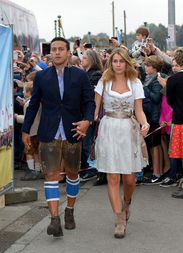 Anna Lewandowska ma sporą konkurencję. Piękne żony piłkarzy Bayernu