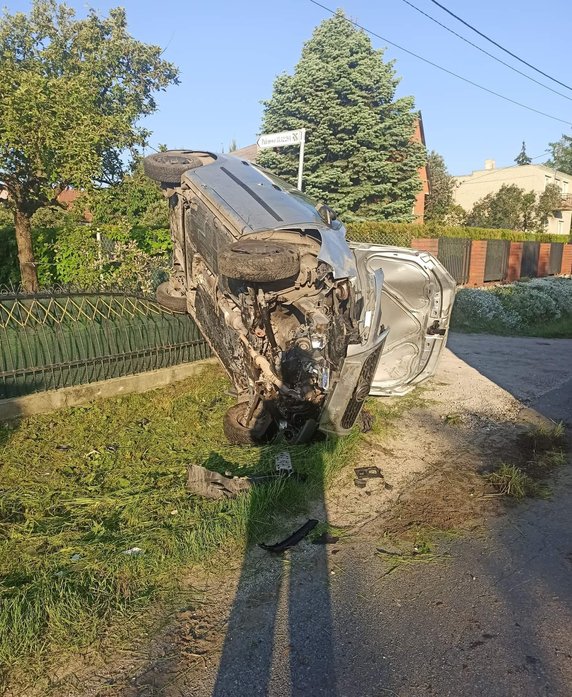 Zasnął za kierownicą samochodu. Obudził się na przydrożnym płocie 