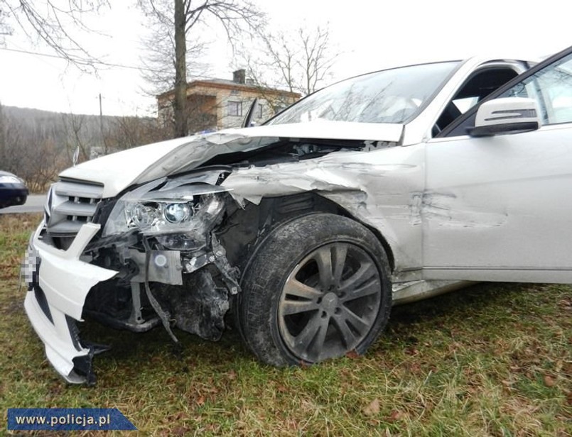 Policjantów drogówki z Komendy Powiatowej Policji w Jędrzejowie, patrolujących nieoznakowanym radiowozem krajową siódemkę wyprzedził na zakazie biały mercedes. Samochód poruszał się z prędkością dochodzącą do 220 km/h. Mundurowi wezwali go do zatrzymania. Kierujący mercedesem wcisnął gaz i zaczął uciekać. Policja rozpoczęła pościg... ZOBACZ NAGRANIE Z POLICYJNEGO POŚCIGU >>>