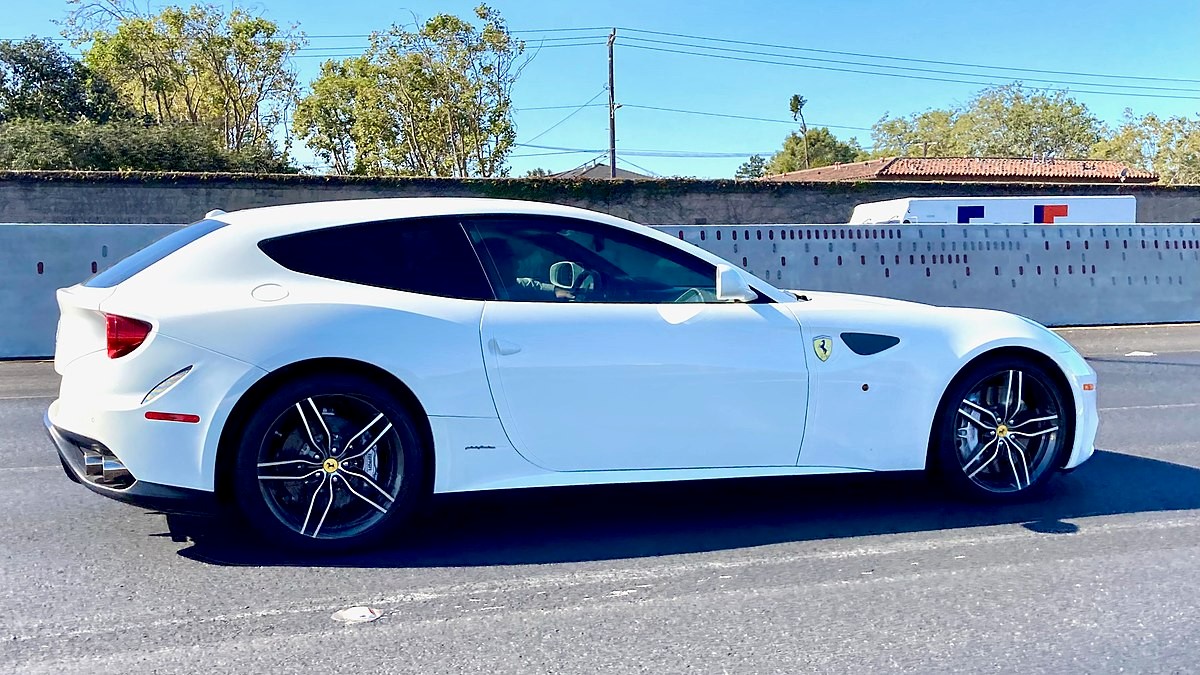 200-zal csapódott a szalagkorlátnak egy Ferrari: egy gyönyörű, fiatal modell és egy DJ halt meg a brutális balesetben