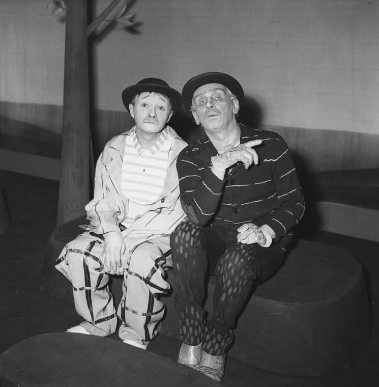 Tadeusz Fijewski i Józef Kondrat w spektaklu "Czekając na Godota" w Teatrze Współczesnym w Warszawie (1957)