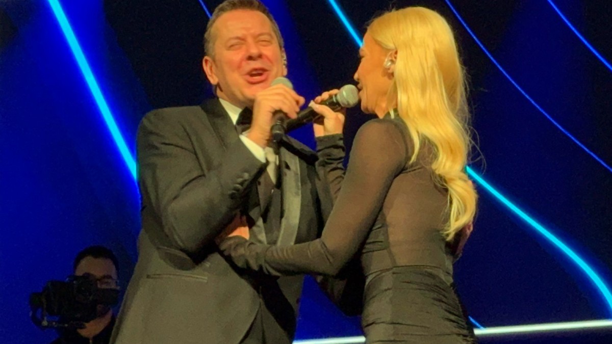 NATAŠA BEKVALAC I VLADO GEORGIEV SE GRLE NA SCENI Pevačica u haljini pripijenoj uz telo zapalila scenu: Publika u transu (Video) Kép