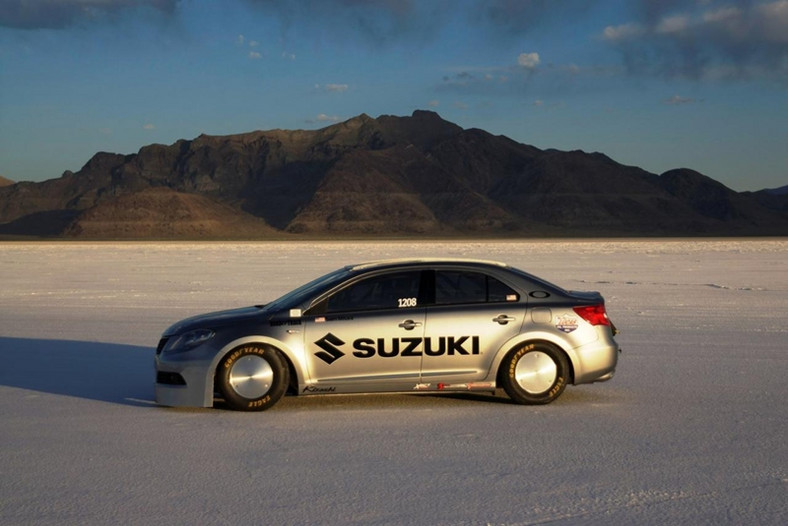 Suzuki Kizashi – 325 km/h w rodzinnym sedanie