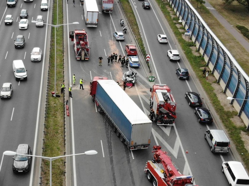 Horror na S8. Auto zgniecione przez TIR-y