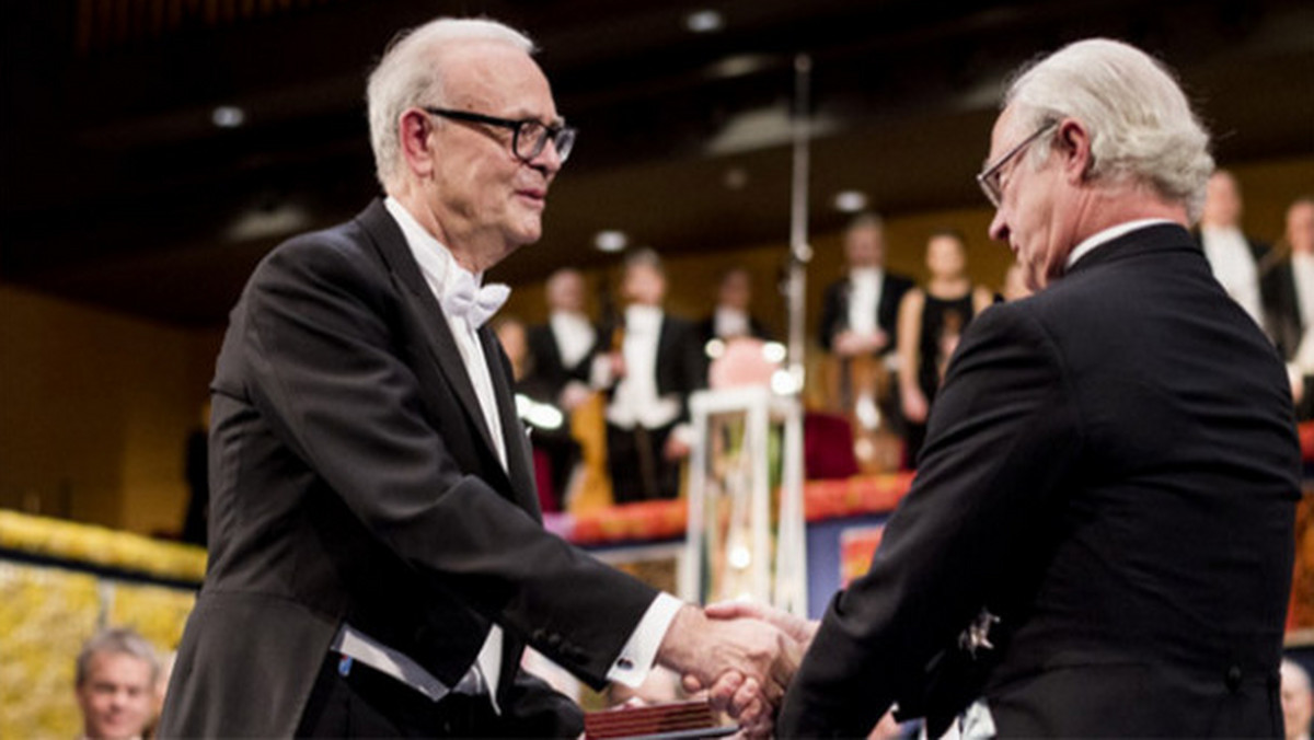 W obecności 1570 gości przybyłych w środę na uroczystość w sztokholmskiej filharmonii francuski pisarz Patrick Modiano przyjął z rąk króla Szwecji medal i dyplom noblowski.