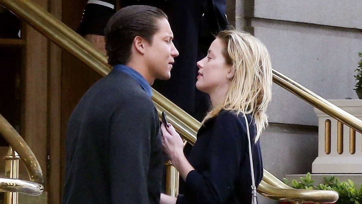 Vito Schnabel i Amber Heard całują się na ulicy