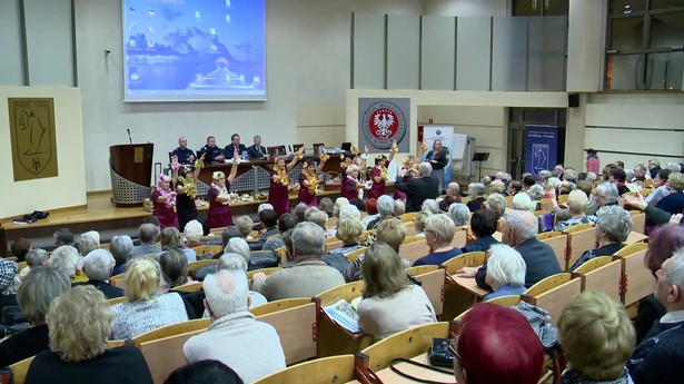 Konfetti, hawajskie tańce seniorek i zamknięta ulica… "Bizancjum do potęgi dla wiceszefa MSWiA"