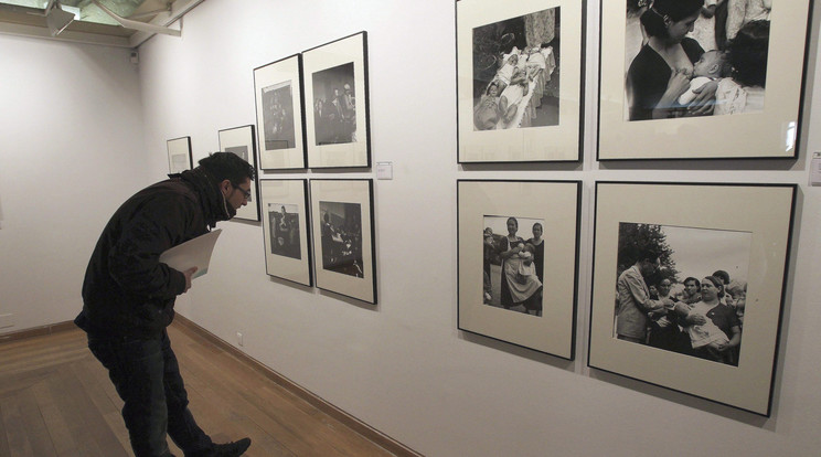 Egy látogató nézi Kati Horna néhai magyar származású fotóriporter spanyol polgárháborúban készített képeit a spanyolországi Salamanca város egyetemen nyílt kiállításon 2012-ben /Fotó: MTI - EPA/J.M. Garcia